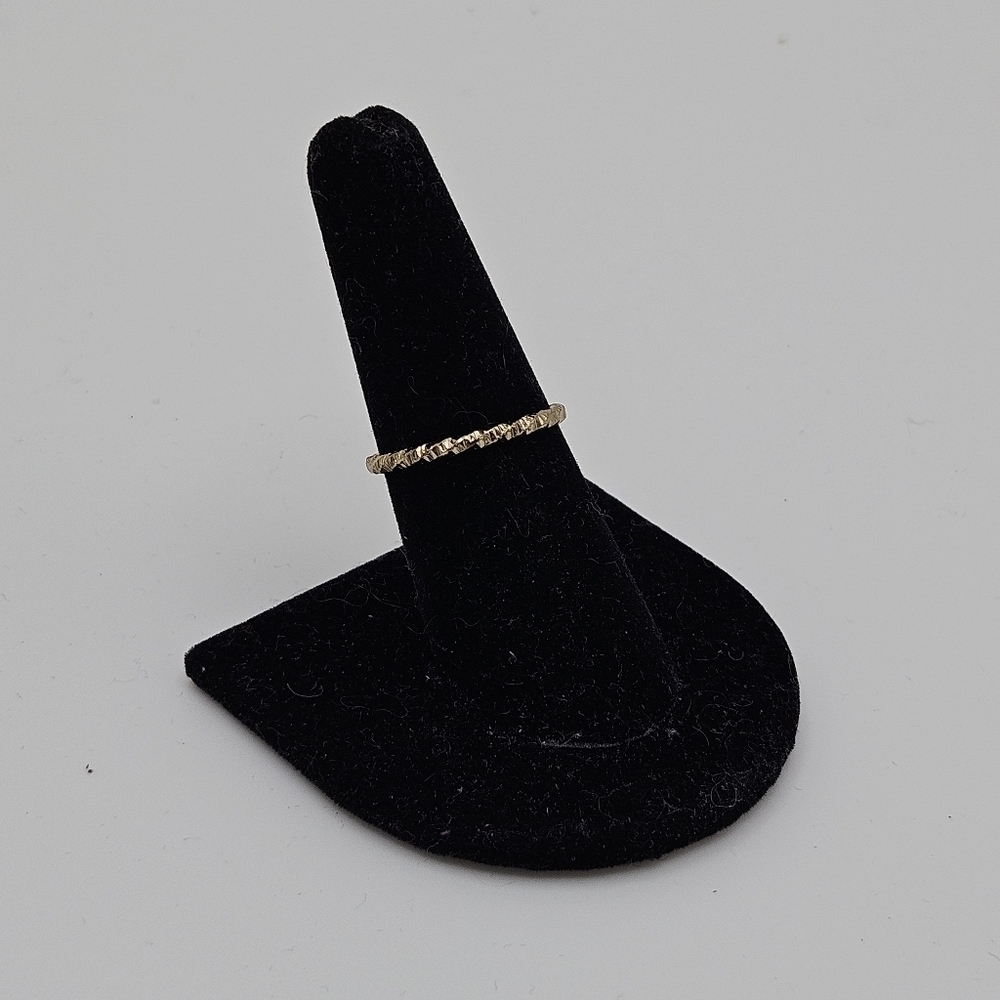 thin gold tone textured ring size 7